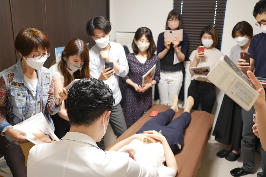 電気を流す美容鍼セミナーデモンストレーション